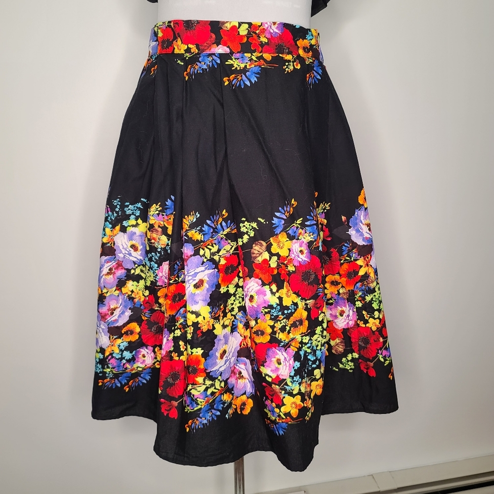 Heart of Haute Black and Floral Circle Swing Skirt Size M Medium NWT